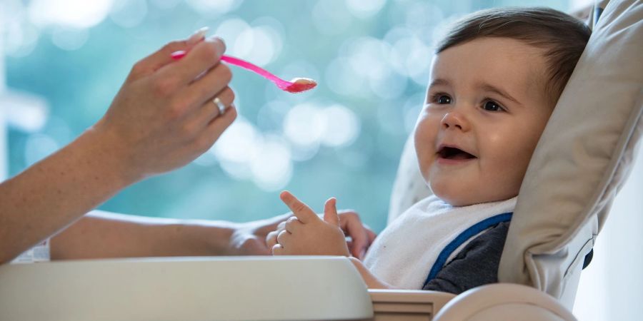 Ein Löffel für Mama, ein Löffel für Opa: Bei der Beikost-Einführung sollten Eltern darauf achten, dass im Essen für die Kleinen auch Eisen steckt.