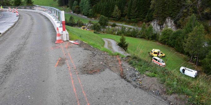 Medel: Personenwagen stürzt über Abhang Medel: Personenwagen stürzt über Abhang