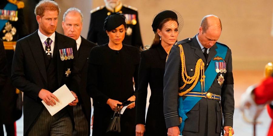 Prinz Harry (l.-r.), Meghan, Kate und Prinz William folgen dem Sarg ihrer Grossmutter Königin Elizabeth.