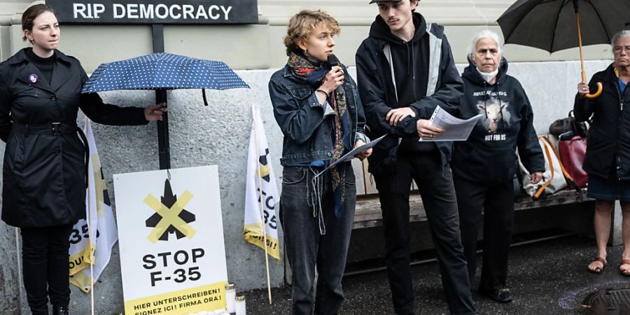 «Ruhe in Frieden, Demokratie»: Unter diesem Slogan haben am Samstag Gegnerinnen und Gegner der Kampfjetbeschaffung gegen die Vertragsunterzeichnung protestiert.