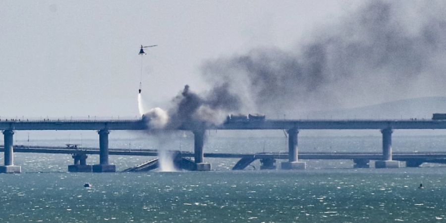 Russische Taucher untersuchen am Sonntag die Schäden, die durch die starke Explosion auf der Strassen- und Eisenbahnbrücke zur Krim entstanden sind. Die für Russland strategisch und symbolisch wichtige Krim-Brücke war Samstagfrüh von einer schweren Explosion erschüttert worden. (Archivbild)