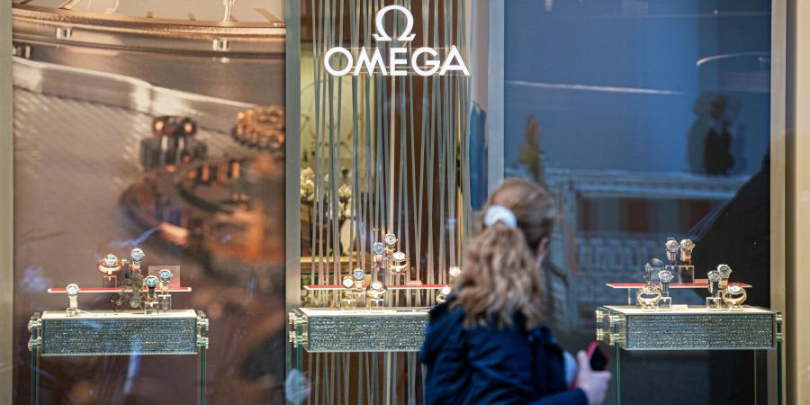 Eine Frau passiert eine Boutique des Schweizer Uhrenhersteller Omega.