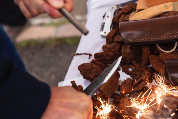 Mit dem richtigen Messer lässt sich auch ein Lagerfeuer entfachen.