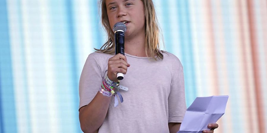 Die schwedische Klimaaktivistin Greta Thunberg steht während des Glastonbury Festivals in Worthy Farm in Somerset auf der Bühne und spricht zum Publikum. Foto: Yui Mok/Press Association/dpa