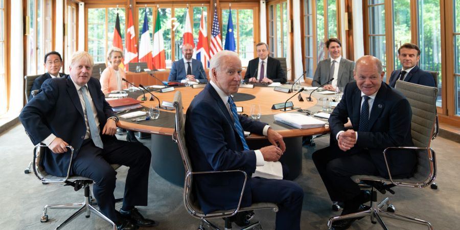 Hier noch mit Krawatte: Die G7-Staats- und Regierungschefs kurz vor ihrer ersten Arbeitssitzung in Elmau.