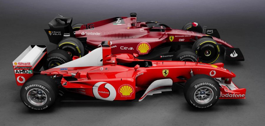 Vorne ein Ferrari F2002 aus dem Jahr 2002, hinten der Ferrari F1-75 aus dem Jahr 2022.