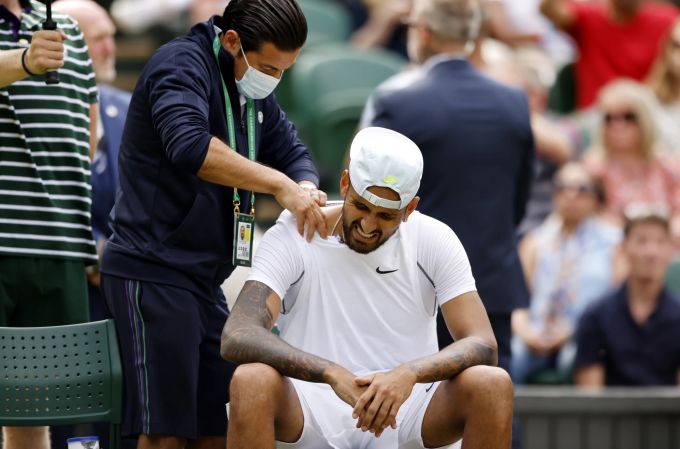 Nick Kyrgios lässt sich im Achtelfinal von Wimbledon behandeln. Wimbledon Nick Kyrgios