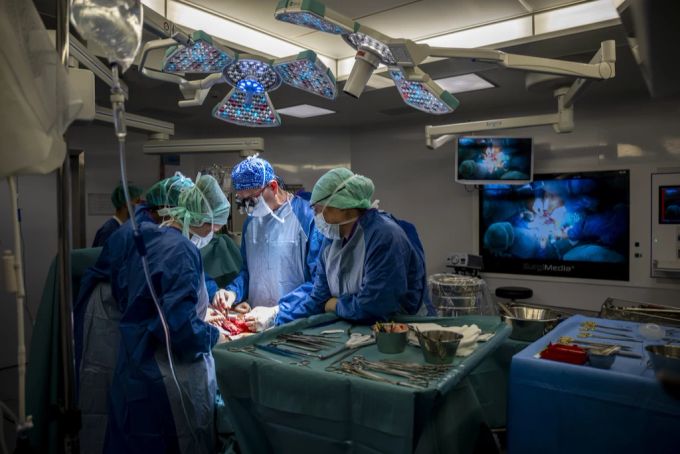 Ein Team des Universitätsspitals Genf transplantieren eine Niere von einem lebenden Spender, April 2022. Organspende Transplantationsgesetz