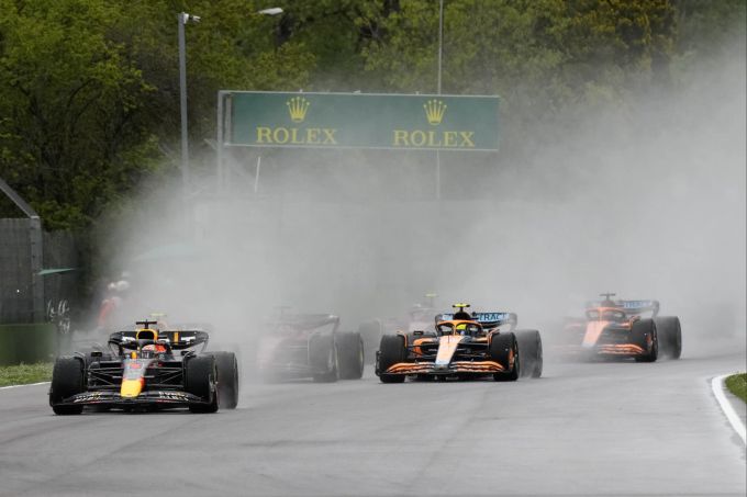 Max Verstappen (Red Bull) führt das Feld beim Imola-GP der Formel 1 an. Max Verstappen Formel 1