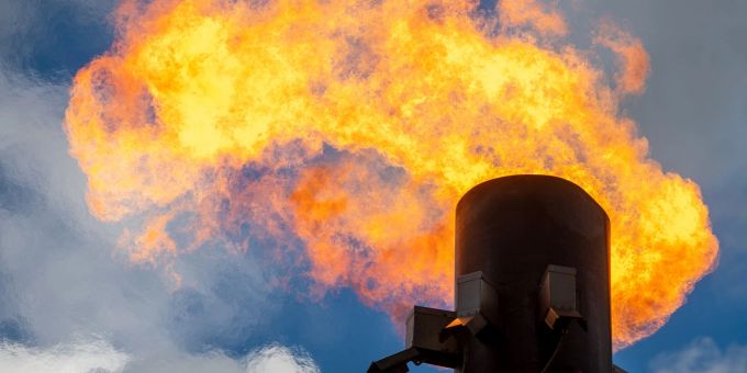 Gas wird an einer mobilen Fackelanlage abgebrannt. gas