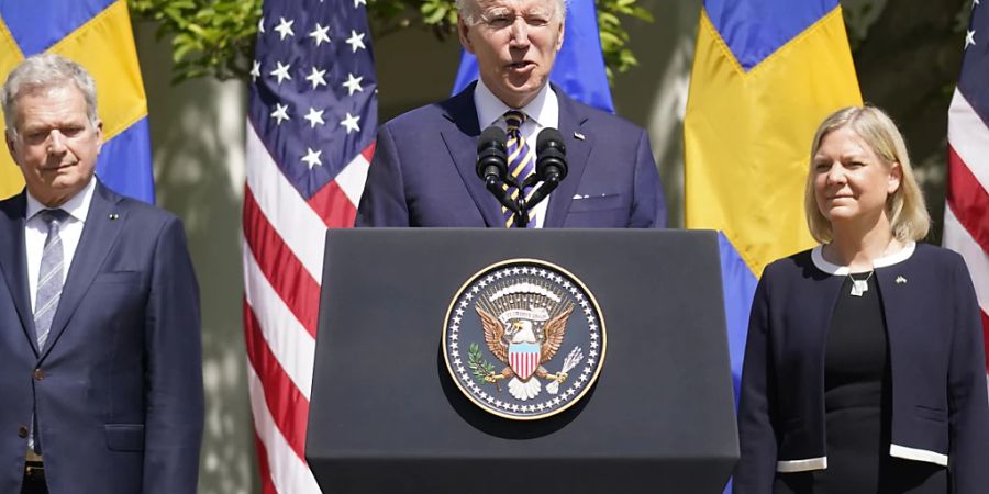 Joe Biden (M) unterstützt die Anträge zur Aufnahme in die Nato von Magdalena Andersson (r), Ministerpräsidentin von Schweden, und Sauli Niinisto (l), Präsident von Finnland. Foto: Andrew Harnik/AP/dpa