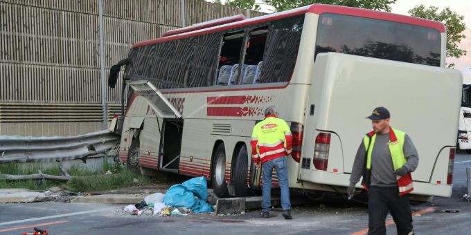 Der verunglückte Bus steht auf der Westautobahn bei Eugendorf an der beschädigten Leitplanke. Der verunglückte Bus steht auf der Westautobahn bei Eugendorf an der beschädigten Leitplanke.