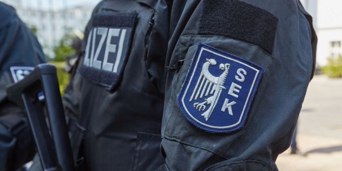 Das SEK in Leipzig stürmte die Wohnung eines 21-Jährigen - Fehlalarm. (Symbolbild) Das SEK in Leipzig stürmte die Wohnung eines 21-Jährigen - Fehlalarm. (Symbolbild)
