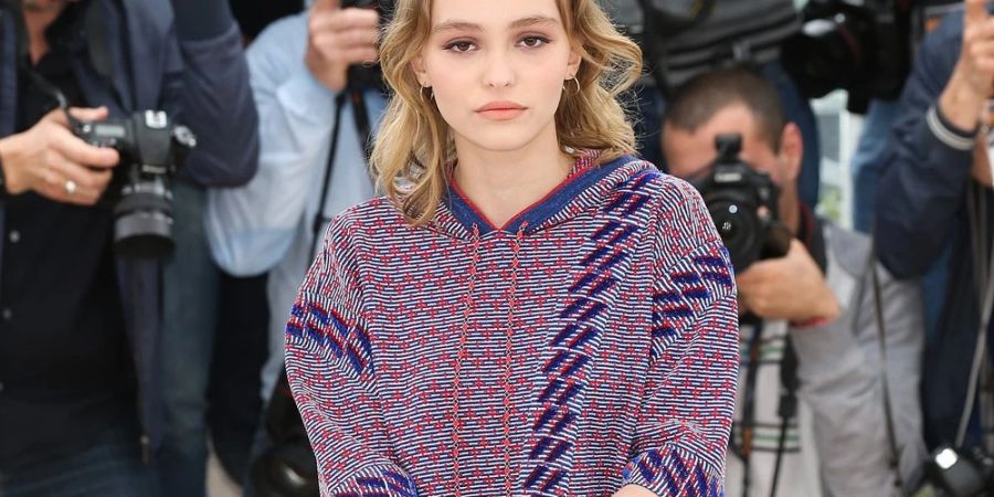 Lily-Rose Depp hat eigentlich nichts mit dem Prozess von ihrem Vater gegen Amber Heard zu tun – das sehen die Fans des Schauspielers allerdings anders.