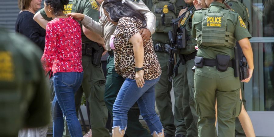 Menschen verlassen das Uvalde Civic Center, nachdem an der Grundschule Robb Elementary School Schüsse abgegeben wurden. Bei einem Amoklauf an einer Grundschule im US-Bundesstaat Texas sind m