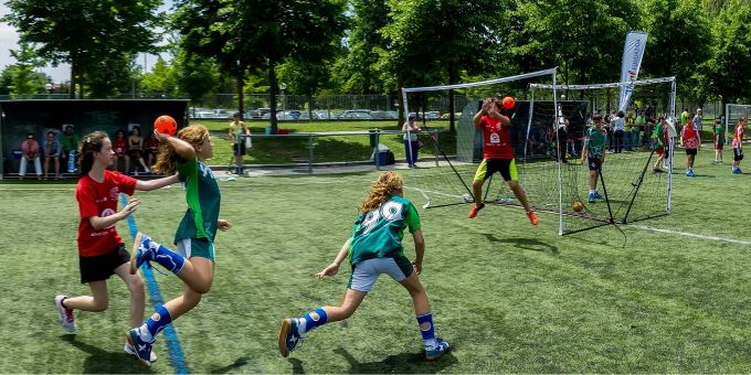 Wenn bei sporttreibenden Kindern und Jugendlichen nach dem Training Schmerzen auftreten, sollte man der Sache unbedingt nachgehen. Handball Mädchen Feld Tor draussen