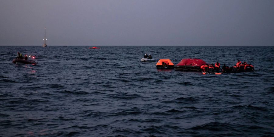 Das von Resqship verbreitete Foto zeigt Menschen in Rettungsinseln auf dem Mittelmeer.