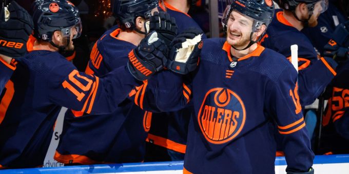 Zach Hyman von Edmonton wird nach einem Tor von seiner Mannschaft beglückwünscht. Zach Hyman von Edmonton wird nach einem Tor von seiner Mannschaft beglückwünscht.