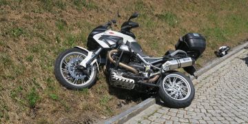 Linthal GL: Motorradlenker bei Sturz verletzt