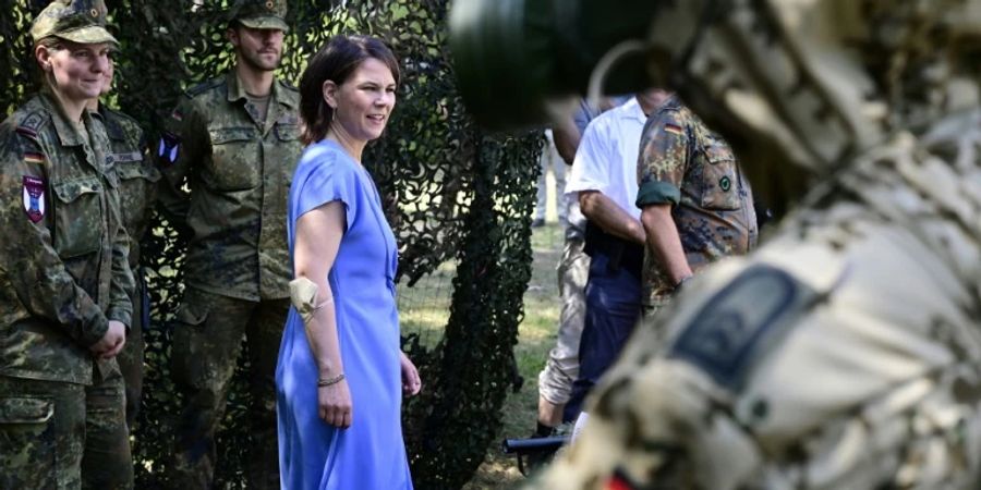 Baerbock bei einem Bundeswehr-Besuch