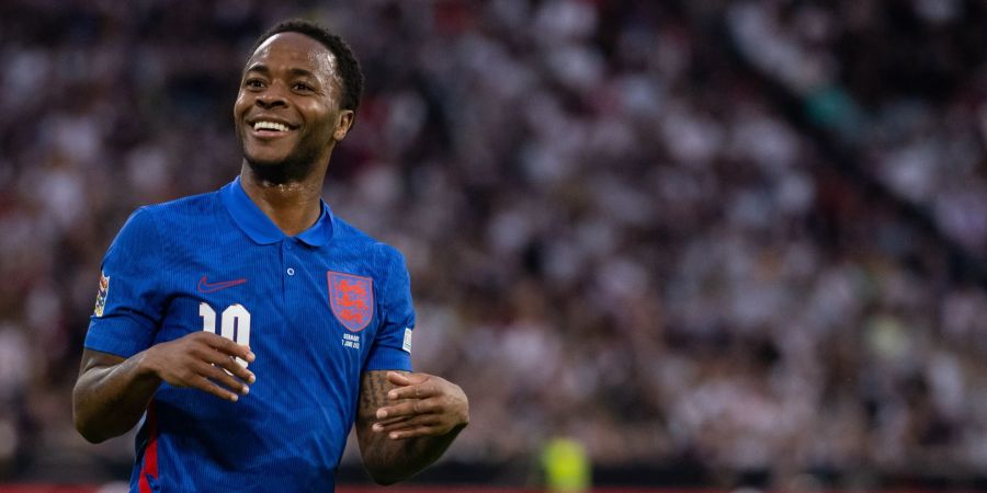 Der englische Nationalspieler Raheem Sterling spielt künftig für Chelsea. Für seine Dienste zahlten die Blues 56,20 Millionen an Manchester City.