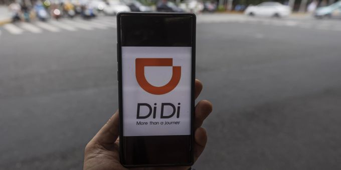Die App des chinesischen Fahrdienstvermittlers Didi auf einem Smartphone. didi china