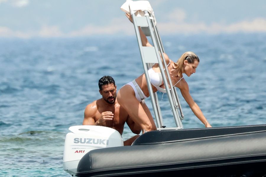 Giovanni hat schöne Aussichten. Zusammen mit Michelle Hunziker hat er ein Schlauchboot gemietet.