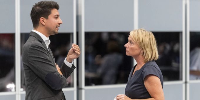 Mitte-Nationalrätin Elisabeth Schneider-Schneiter (r.) im Gespräch mit SP-Nationalrat Fabian Molina während der Sommersession 2020. Ukraine-Krieg