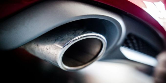 Der Auspuff eines Autos mit Dieselmotor. Die EU-Umweltminister stimmen am Dienstag über die Zukunft von Verbrenner-Autos ab. auto verbrenner eu