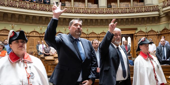 Die beiden neuen Waadtländer FDP-Nationalräte Daniel Ruch (r.) und Alexandre Berthoud (l.)bei der Vereidigung in der grossen Kammer. daniel ruch alexandre berthoud