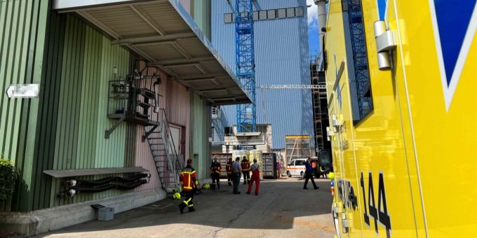 Zwei Arbeiter schwer verletzt.