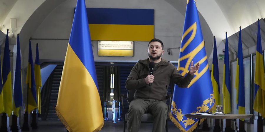 Wolodymyr Selenskyj, Präsident der Ukraine, beantwortet während einer Pressekonferenz in einer zentralen U-Bahn-Station der Hauptstadt Kiew Fragen. Selenskyj hat erneut einen möglichen Abbruch jeglicher Gespräche mit Russland für ein Ende des Krieges ins Spiel gebracht. Foto: Efrem Lukatsky/AP/dpa