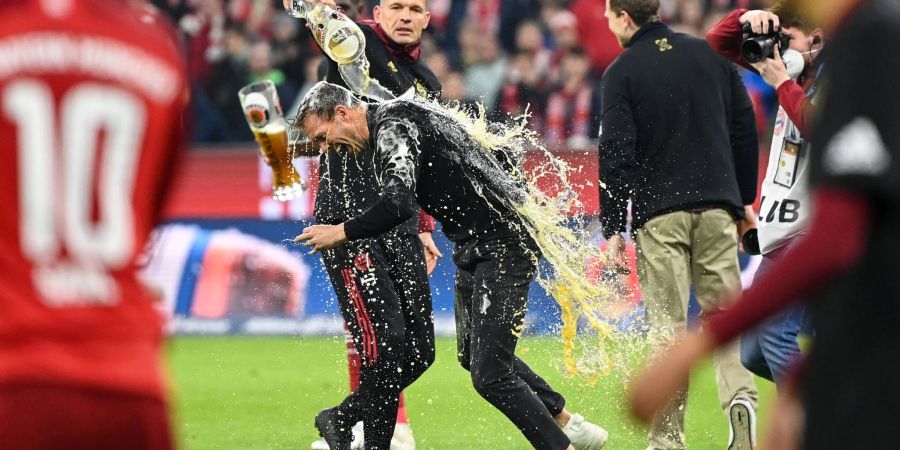 Bayern-Trainer Nagelsmann konnte sich nach dem Sieg gegen Dortmund der Bierdusche nicht entziehen.