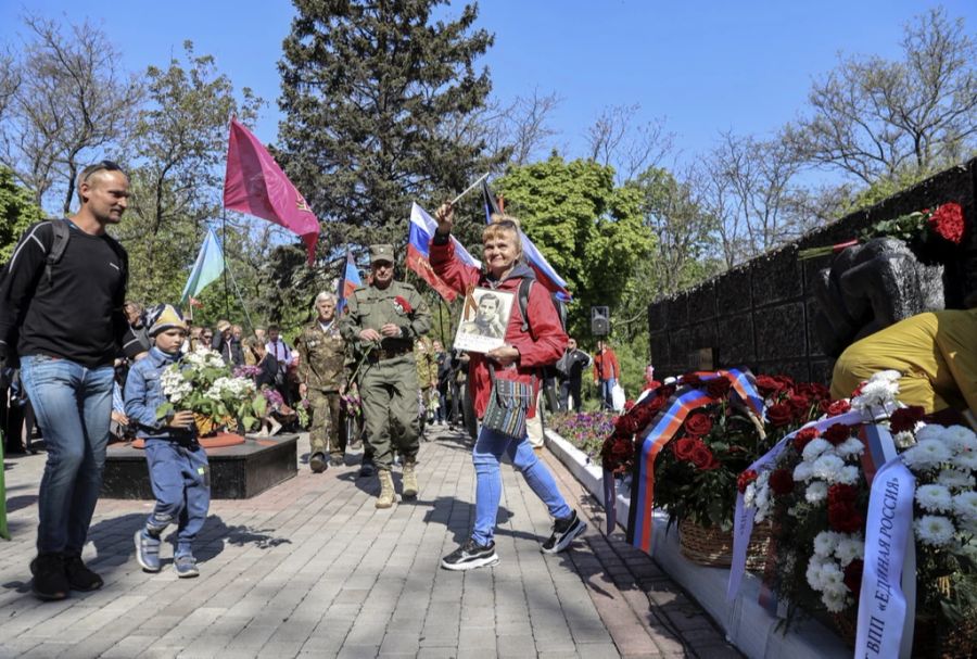 Unterstützer der Russen feiern im vom Ukraine-Krieg völlig zerstörten Mariupol den «Tag des Sieges».