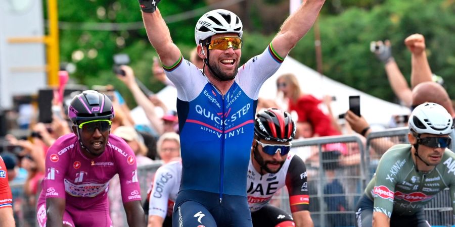 Mark Cavendish aus Grossbritannien vom Team Quick-Step Alpha Vinyl feiert seinen Sieg auf der 3. Etappe des Giro.