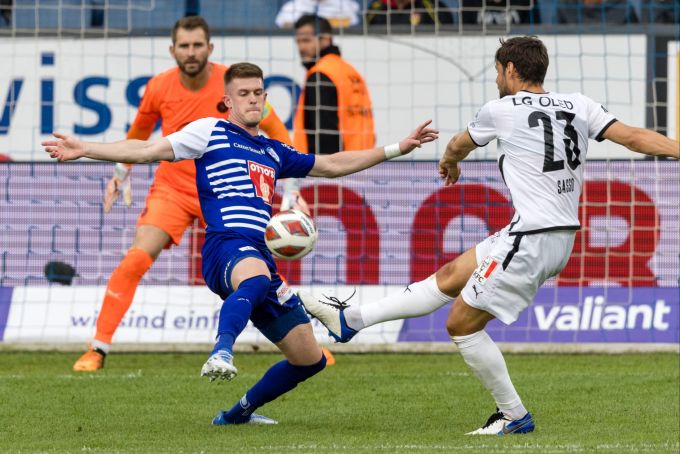 Marko Kvasina (l.) vom FC Luzern im Duell mit Servettes Vincent Sasso. FC Luzern