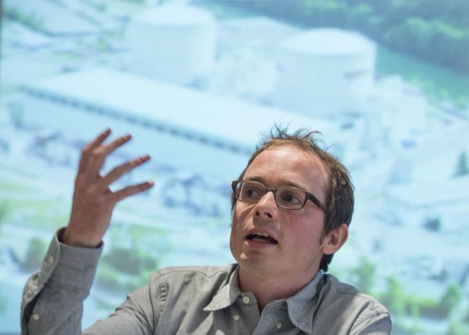 Florian Kasser, Greenpeace, fordert im Namen verschiedener Umweltschutz-Organisationen die sofortige Abstellung der AKWs Beznau I und II am 20. August 2015 in Bern. AKW Beznau