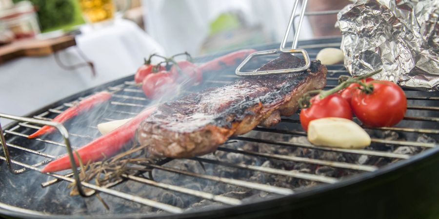 Grill Holzkohle Fleisch Tomate