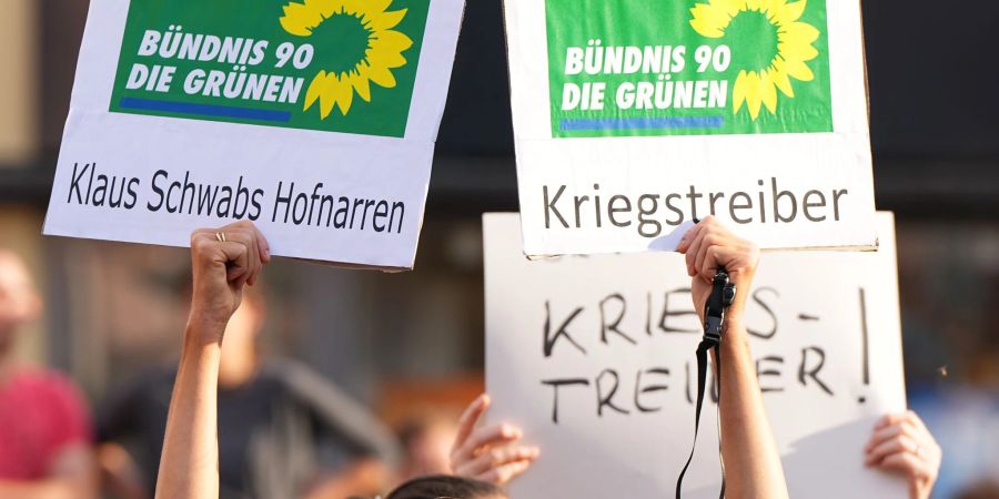 Demonstranten beim Bürgerdialog.