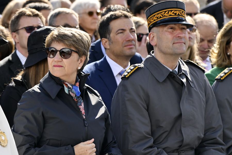 Auch Bundesraetin Viola Amherd und Thomas Suessli, rechts, Chef der Armee an der Glarner Landsgemeinde in Glarus am Sonntag, 1. Mai 2022.