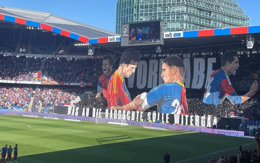 Schöne Choreo der FCB-Fans.