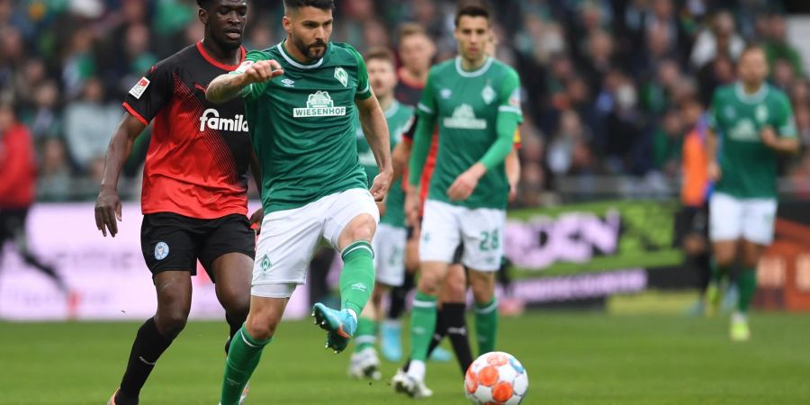 Kwasi Wriedt (l) holte mit Holstein Kiel drei Punkte bei Werder Bremen.