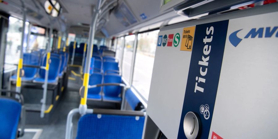 Eim Ticketautomat ist in einem Bus der Münchner Verkehrsgesellschaft (MVG) zu sehen.