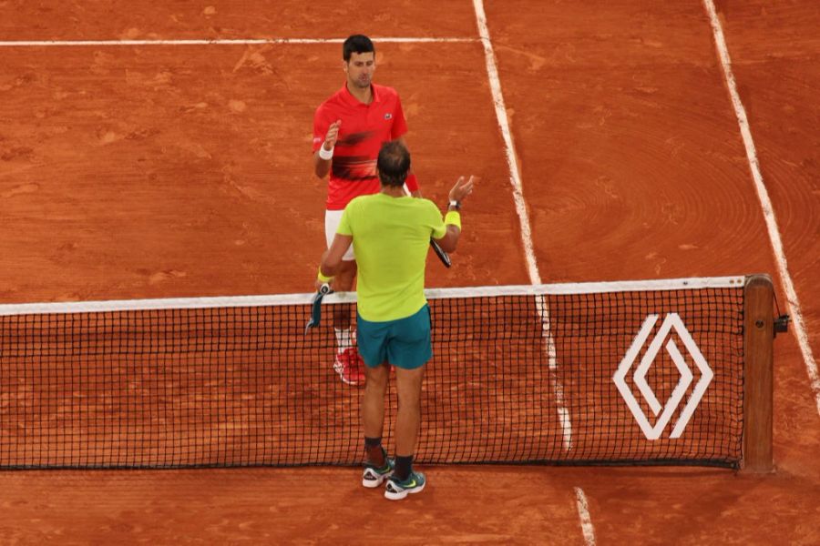 Ein enttäuschter Novak Djokovic gratuliert Rafael Nadal zum Sieg im Viertelfinal bei den French Open.