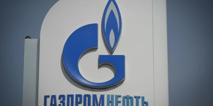 Das Gazprom-Logo auf einer Tankstelle Das Gazprom-Logo auf einer Tankstelle