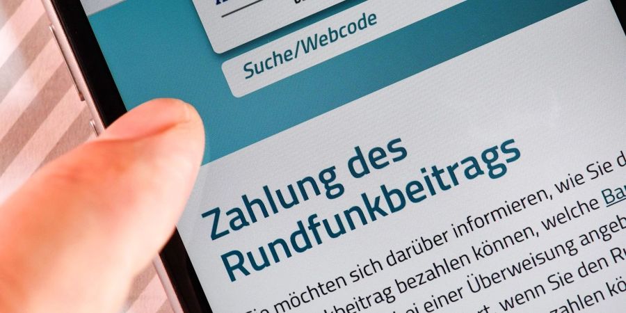 Auf einem Smartphone ist eine Website zur Information über die Zahlung des Rundfunkbeitrags aufgerufen.