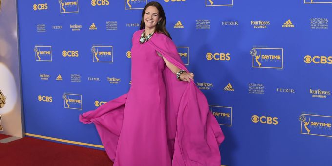 Drew Barrymore begeistert an den Daytime Emmy Awards in einer pinken Robe. Drew Barrymore drew barrymore