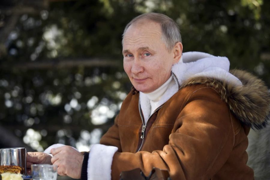 Er fühlt sich auch in der sibirischen Kälte wohl: Wladimir Putin mit Pelzmantel in einem Wald in der Taiga im Jahr 2021.