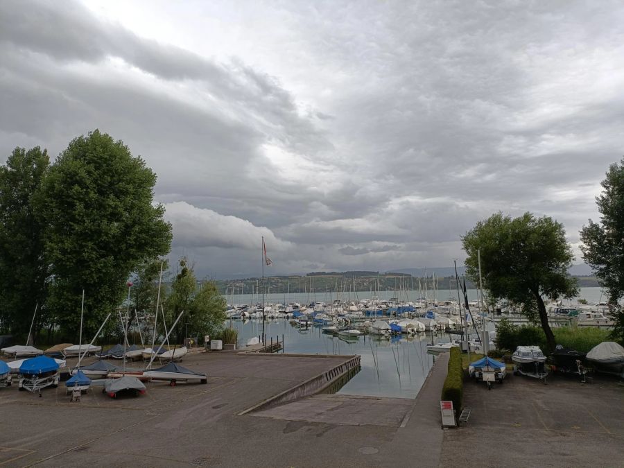 Die Ruhe vor dem Sturm. Über dem Murtensee türmen sich die Wolken.