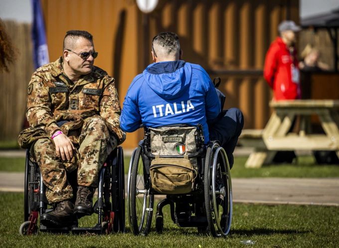 Zwei Teilnemer an den Invictus Games in Den Haag. Harry, Duke of Sussex ist bei der Eröffnung mitdabei. Harry, Duke of Sussex